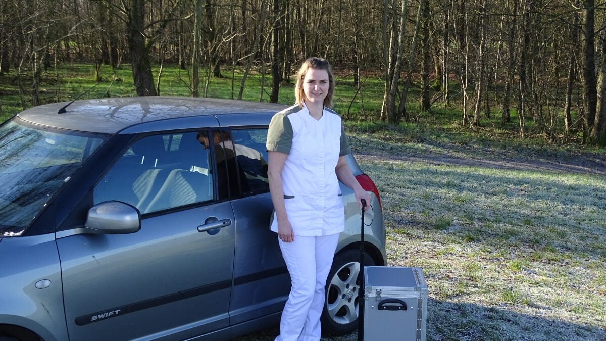 Pedicure specialist met pedicureset bij auto